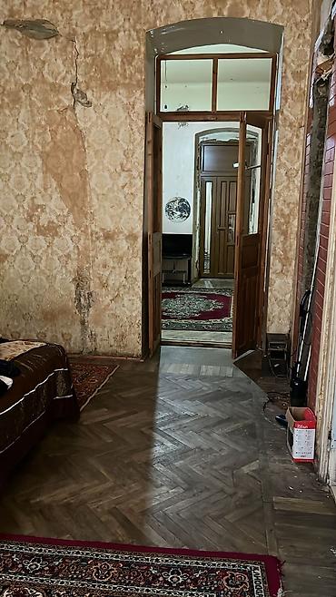 Yeni tikili: Mərkəzdə yerləşən geniş mənzil satılır - Tarixi binada, hündür — 2