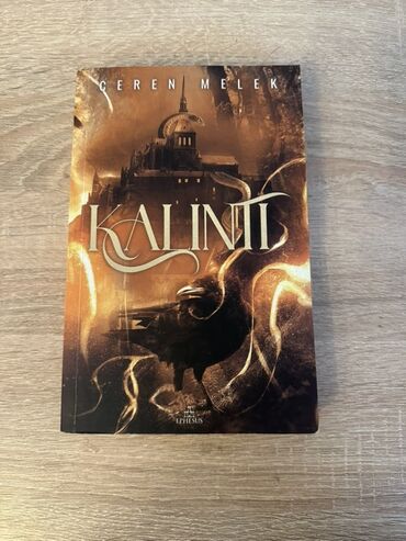 Bədii ədəbiyyat: Ceren Melek tərəfindən yazılmış "Kalinti" adlı kitab. Bu fantastik