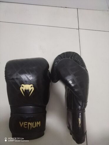 Borilački sportovi: Venum boxing kit includes 14 oz black boxing gloves with gold and — 5