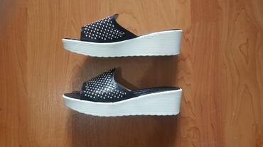 Босоножки, сандалии, шлепанцы: Шлепки новые размер 38 с блестками на платформе женская обувь