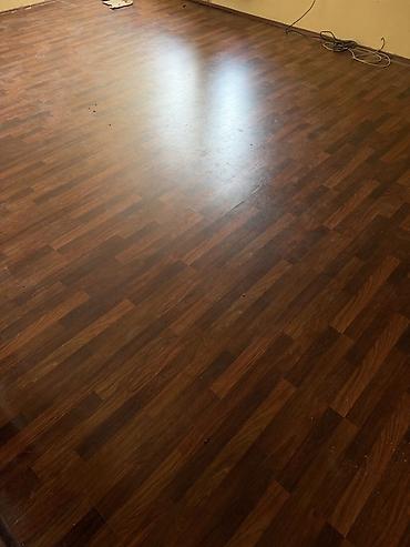 Laminat döşəmə – qoz rəngi, taxta teksturalı - Rəng/naxış: tünd–orta