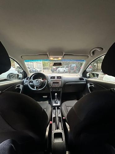 zapi masin: Volkswagen Polo Sedan – ağ rəng, 4 qapılı, şəhər və uzun yol üçün — 7