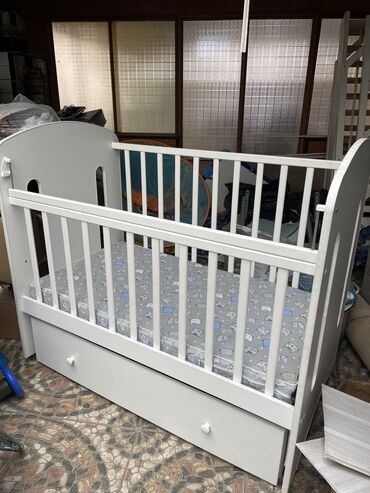 детские раздвижные кроватки: Кроватка с матрасом 
Пользовались 6 месяцев 
7000