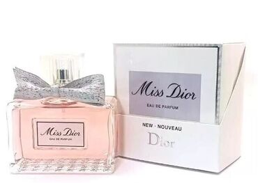 Парфюмерия: Парфюмированная вода Miss Dior во флаконе прямоугольной формы. Флакон