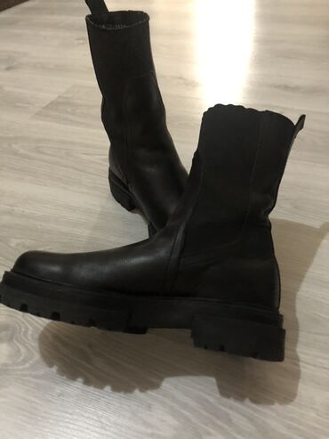 zamşa qısa botinkalar: Qara dəri kişilər/unedisex çəkmələr - Material: hamar qara dəri, iç