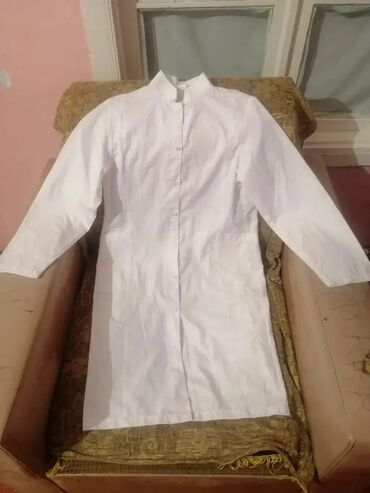 Tibbi geyim: Salam aleykum Ağ rəngde az geyinilmiş tibbi xalatlar ve başqa tibbi — 13