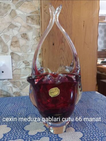 konfet qabı: Kohnenin Çexin Meduza qabi