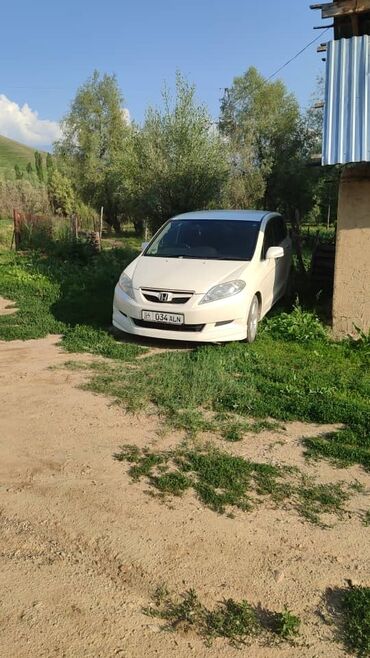 машина адиссей: Минивэн Honda Edix белого цвета с характерным дизайном передней части