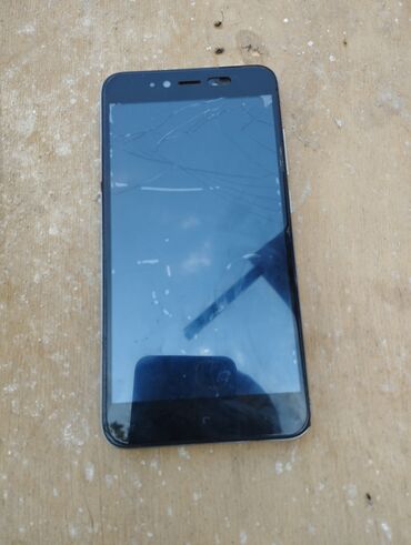 Tavalar: Smartfon – sensorlu ekranlı model Xüsusiyyətlər: - Ön panel: qara