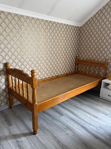 Кровати: Односпальная деревянная кровать классического дизайна. Тяжелый — 1