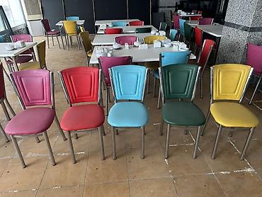 Rəngarəng dəri xrom metal karkaslı oturacaq stulları. Coxlu sayda