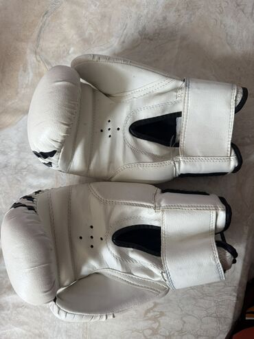 Əlcəklər: Adidas boks əlcəkləri - Rəng: ağ, qara zolaqlı klassik Adidas dizaynı