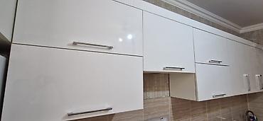 sobalar: Mətbəx dəsti – masa, 4 ədəd stul və ağ rəngdə modullu şkaf-sink altı — 3