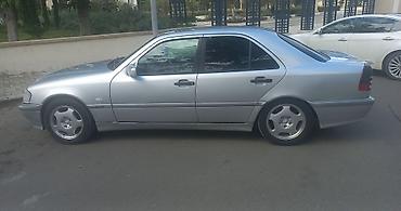 panelerin satisi: Mercedes-Benz C-Sinif sedan (W202), gümüş rəng. - Kuzov: 4 qapılı — 6