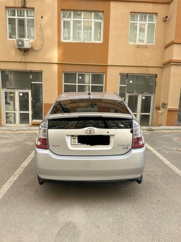 maşın logoları: Toyota Prius Hybrid (2-ci nəsil) – gümüşü kuzov, liftback gövdə