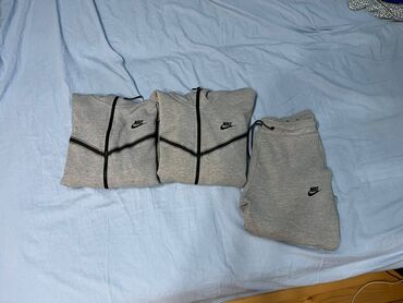 Sweatshirts: Tech Fleece S komplet
Novo na stanju bez ostecenja