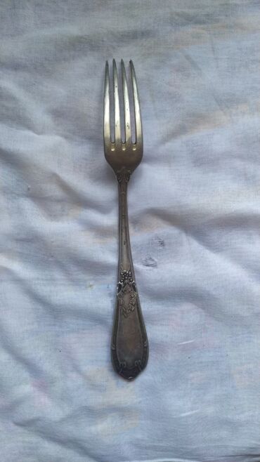 Süfrə ləvazimat dəstləri: Klassik naxışlı süfrə dəsti – qaşıq və çəngəllər - Tərkib: 3 ədəd iri — 6