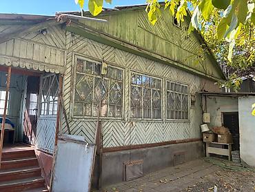 круглый: Продаётся земельный участок с домом и хозяйственными постройками. Дом — 3
