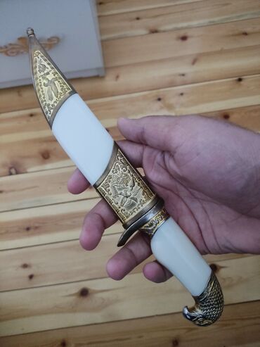 Bıçaqlar: Salam Hədiyyə verilib yer tutur deyə satıram qiymət 30 manat