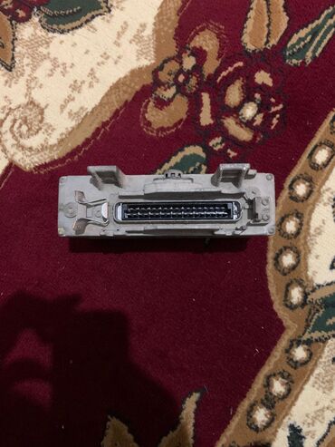 Maqnitofonlar: Bosch avtomobil maqnitofonu (head unit) üçün əsas blok və metal montaj — 2