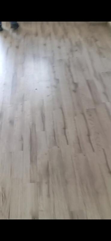 Açıq rəngli laminat döşəmə – təbii ağac teksturalı, geniş lövhə