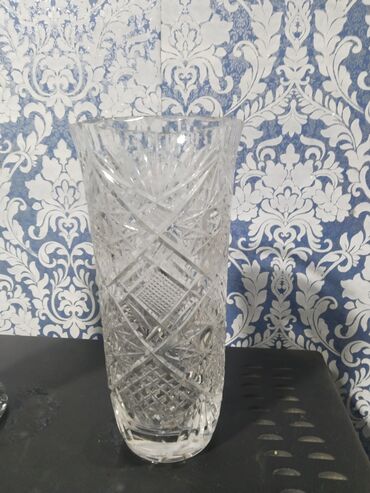 Декор для дома: Продаю, ваза хрустальная большая нахожусь г. Токмок