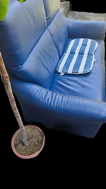ugaone vitrine forma ideale: Plavi kožni dvosed, plus fotelja koja ima integrisan relaks (recliner) — 2