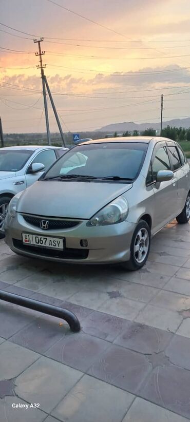 машины для женщин автомат недорогие: Хэтчбек Honda Fit в золотистом цвете, оснащенный литыми дисками