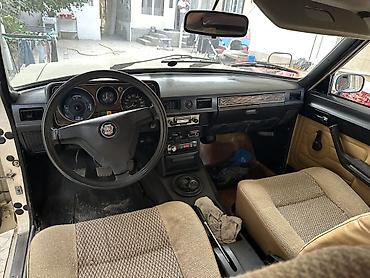 эшик б у: ГАЗ 24 Volga: 1988 г., 2.4 л, Кол менен иштөөчү, Бензин, Седан — 4