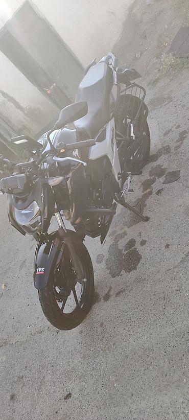 sulu: TVS Apache RTR 160 4V motosiklet - Rəng: qara-ağ, idmançı qrafika ilə — 7