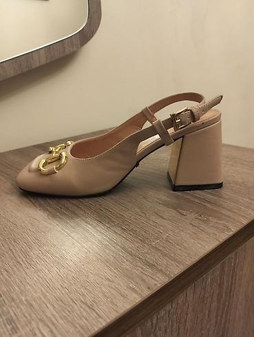 Tuflilər: Gucci qadın ayaqqabısı – bej rəng, dəri material. - Model: slingback — 2