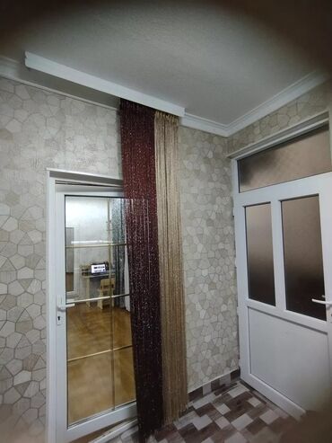 Mənzil kirayələyirəm: İki mərtəbəli rahat mənzil interyeri - Zövqlü və işıqlı qonaq otağı — 13