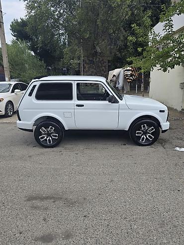 turbo az uvaz: Lada Niva Urban – ağ rəngli, 3 qapılı şəhər/off-road krossoveri — 3