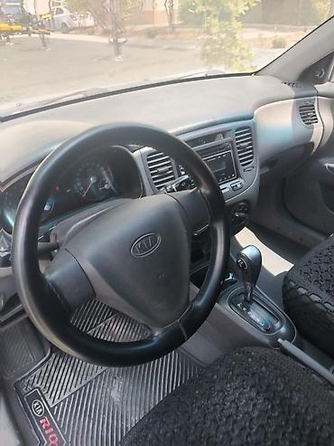 kia rio farası: Kia Rio sedan – qara rəng, kompakt və qənaətcil şəhər avtomobili — 6
