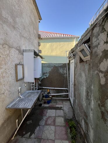 Həyət evləri və villaların satışı: Satılır: həyətli şəxsi ev -Binə məmmədhüseyinov 27 -3 sot daxilində 2 — 4