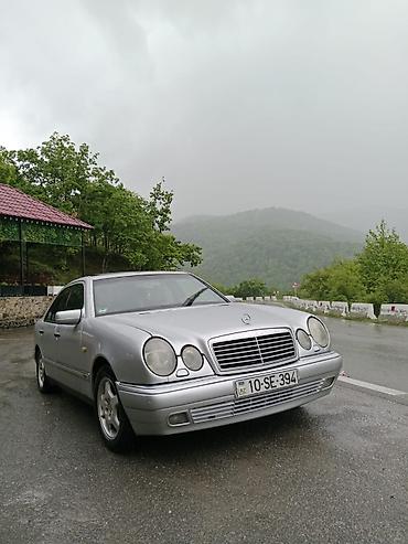cls 63 amg: Mercedes-Benz E-Class W210, gümüşü sedandır. 4 qapı, klassik dörd — 2