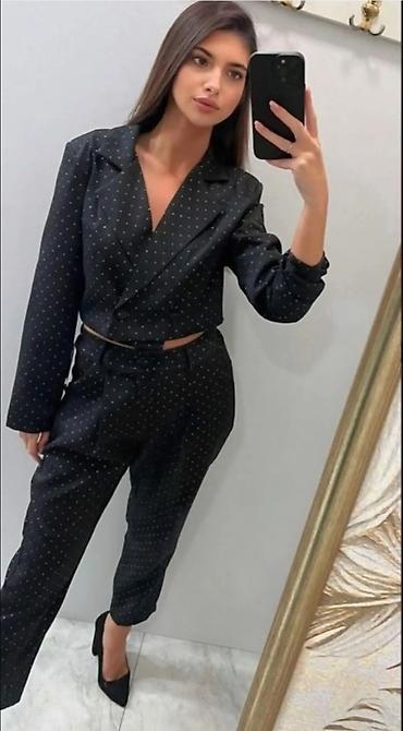 blejzer haljina: Damski elegantni komplet – sako i pantalone - Boja: crna sa sitnim — 1