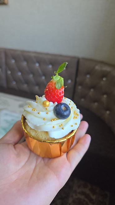 Кондитерские изделия, сладости: Десерты на заказ: капкейки и цифро‑торт. - Капкейки в золотых — 4