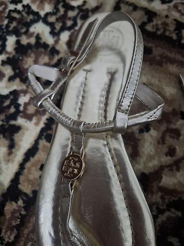 tory burch: Женские сандалии Tory Burch - Модель: плоские сандалии с перемычкой — 3