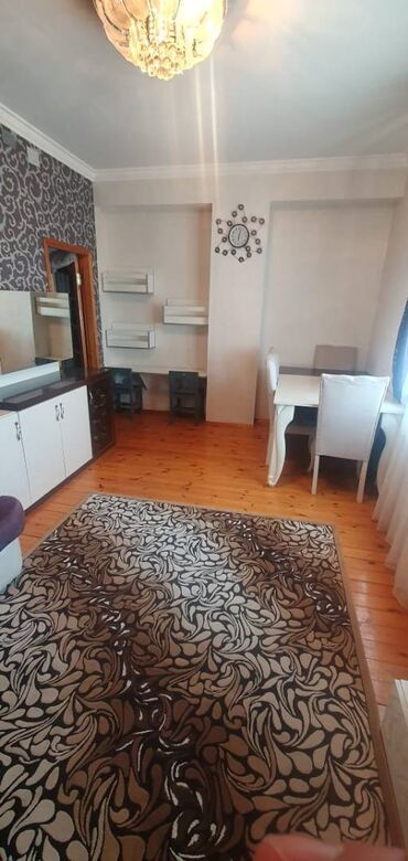 Uzunmüddətli kirayə mənzillər: Əmkal bütün növ mebel və məişət əşyaları ilə təchiz olunub. 24 saat — 1