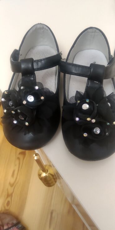 ters ayakkabı: 25manata alinib ayağina olmadiği üçün satilir