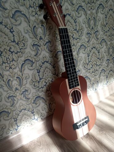 гитара в аренду: Ukulele оригинал.почти не пользовались.Германия