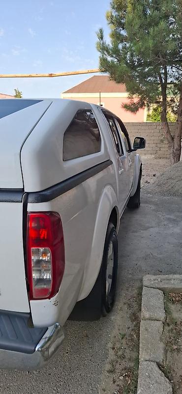Nissan: Nissan Navara LE pikap - Kuzov: ağ rəng, öndə xrom radiator — 11