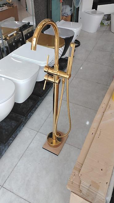 hansgrohe baku: Qızılı rəngdə sərbəst dayanan vanna qarışdırıcısı və duş seti - — 1