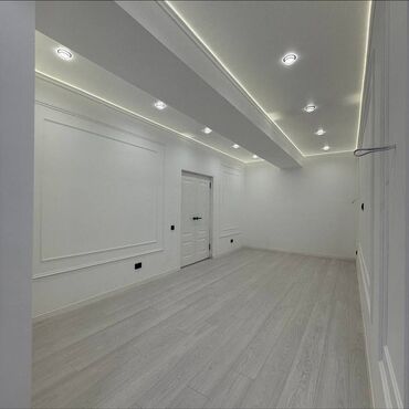 Помещения свободного назначения: Современная белая комната под интерьер-студию - Просторное вытянутое — 3