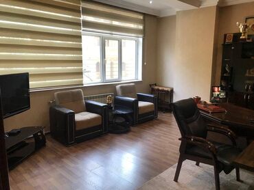 Ofislər: Gənclik metrosuna yaxın yol kənarı ümumi sahəsi 220 kv,m olan — 8