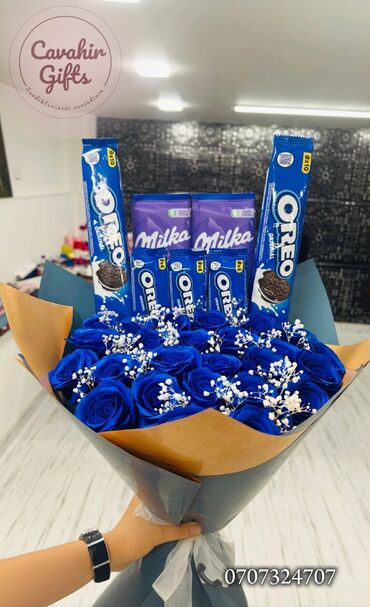 подарки родителям на новый год: İstəyə özəl oreolu buketimiz 💙 S/M/L ölçüləri mövcuddur ✨ _ 📍 Ünvan