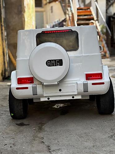 ugg bakü: Uşaqlar üçün elektrikli avtomobil – ağ rəngdə G‑klass üslublu SUV — 2