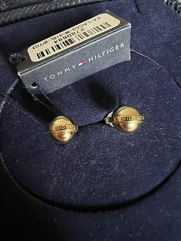 Aksesuarlar: Tommy Hilfiger пусеты . Из хирургической стали с золотым напылением — 1