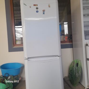 indesit: Б/у Двухкамерный Indesit Холодильник цвет - Белый
